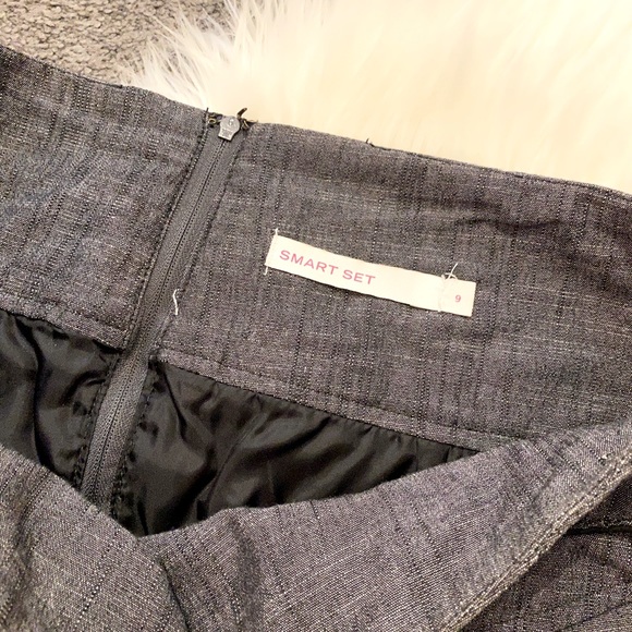 Grey pencil skirt with black piping - Picture 2 of 3